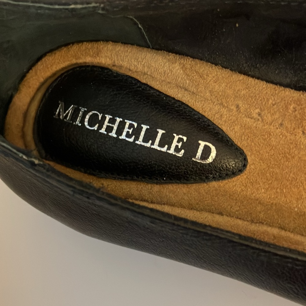 NWOT Michelle D Black Leather Flats With Elastic Stretch by Toe size 8 - Picture 2 of 5